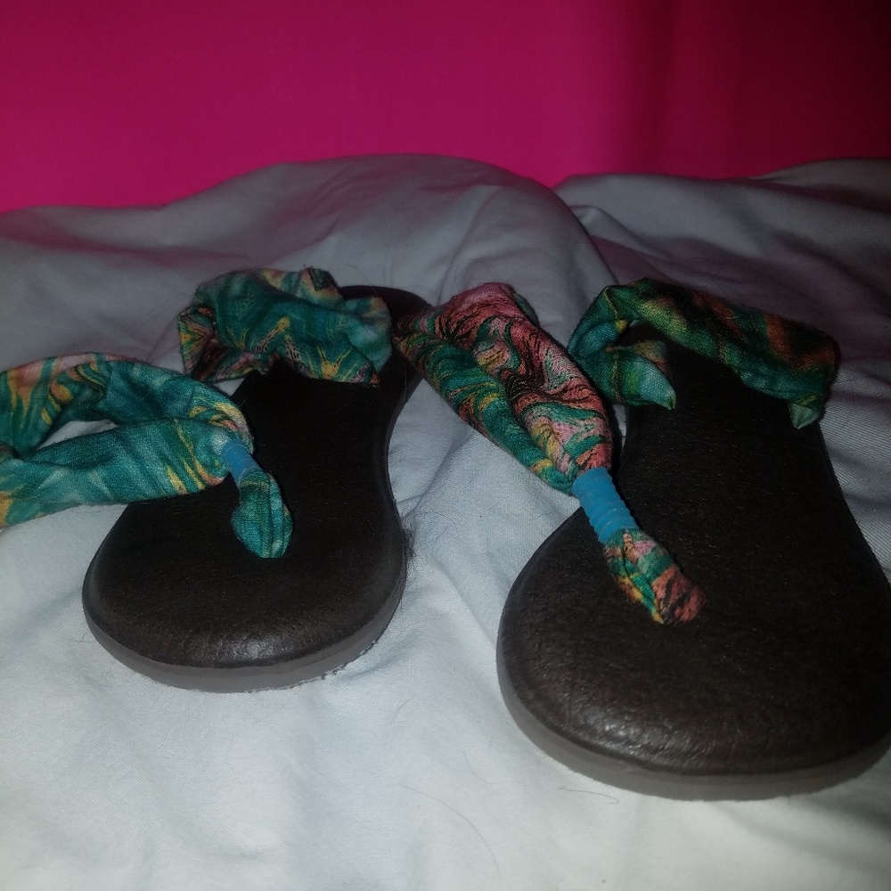 SANUK SANDALS SIZE 8